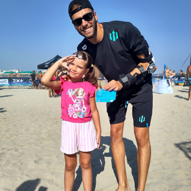 Gregorio Paltrinieri and a girl in Cattolica showing her Letter from the Ocean envelope.